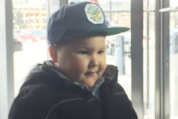 Niño sobreviviente de cáncer se convierte en policía honorario de Chicago