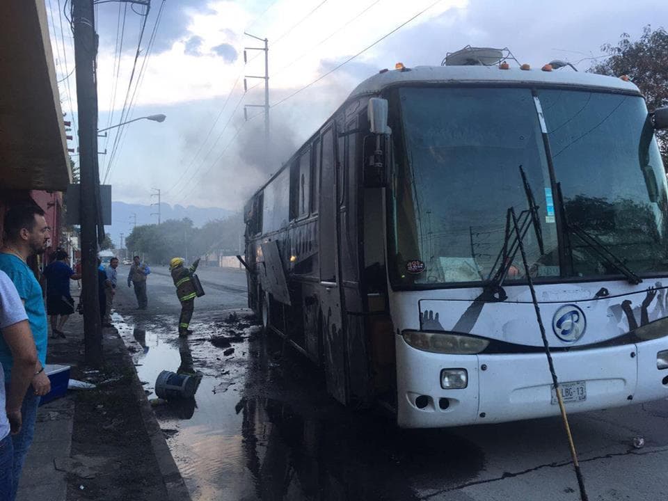 Los músicos alcanzaron a sacar los instrumentos de los compartimientos de equipaje, pero no salvaron los trajes y sombreros que venían atrás del autobús.