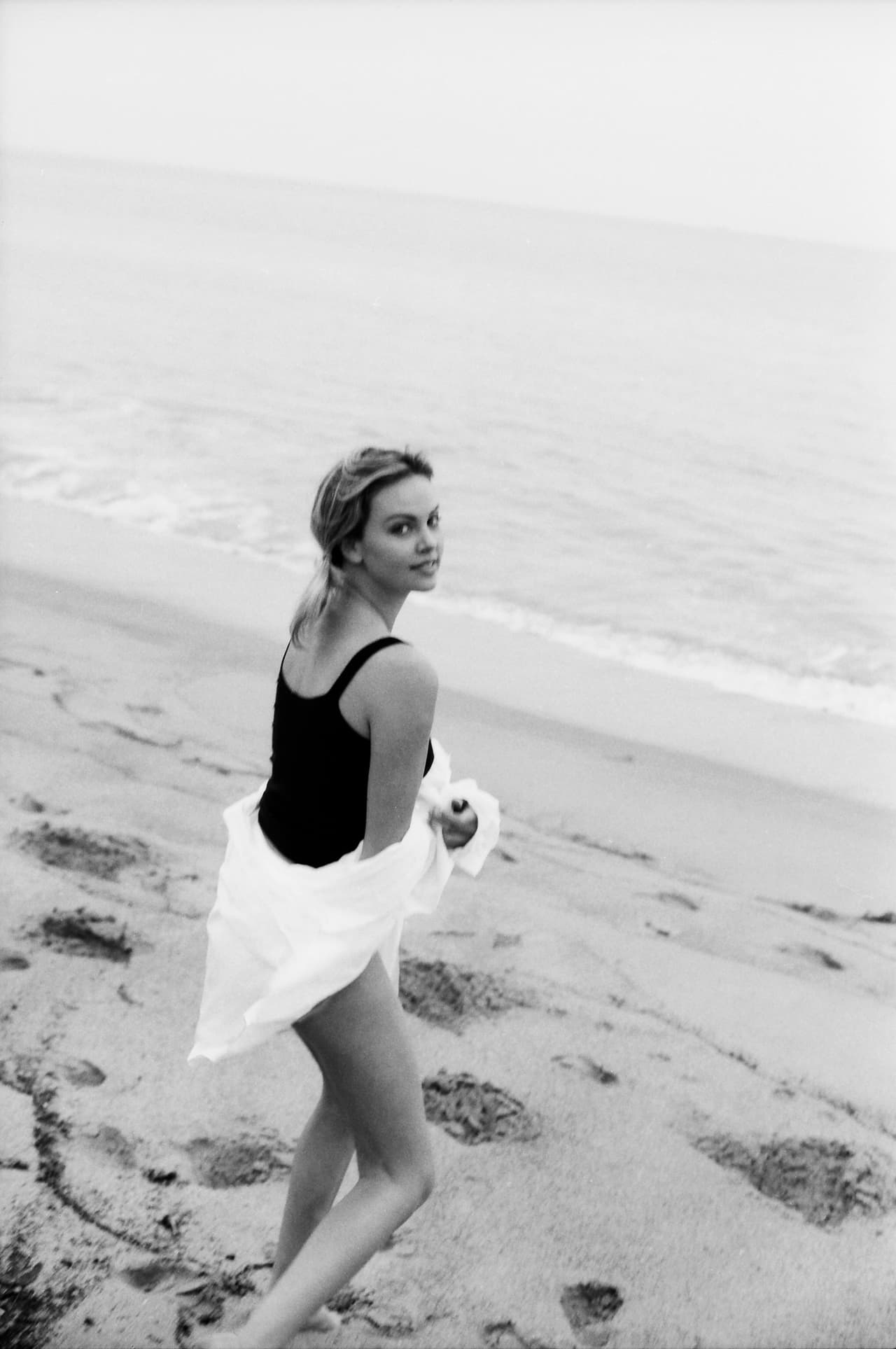 También una rara imagen en la playa, también modelando.