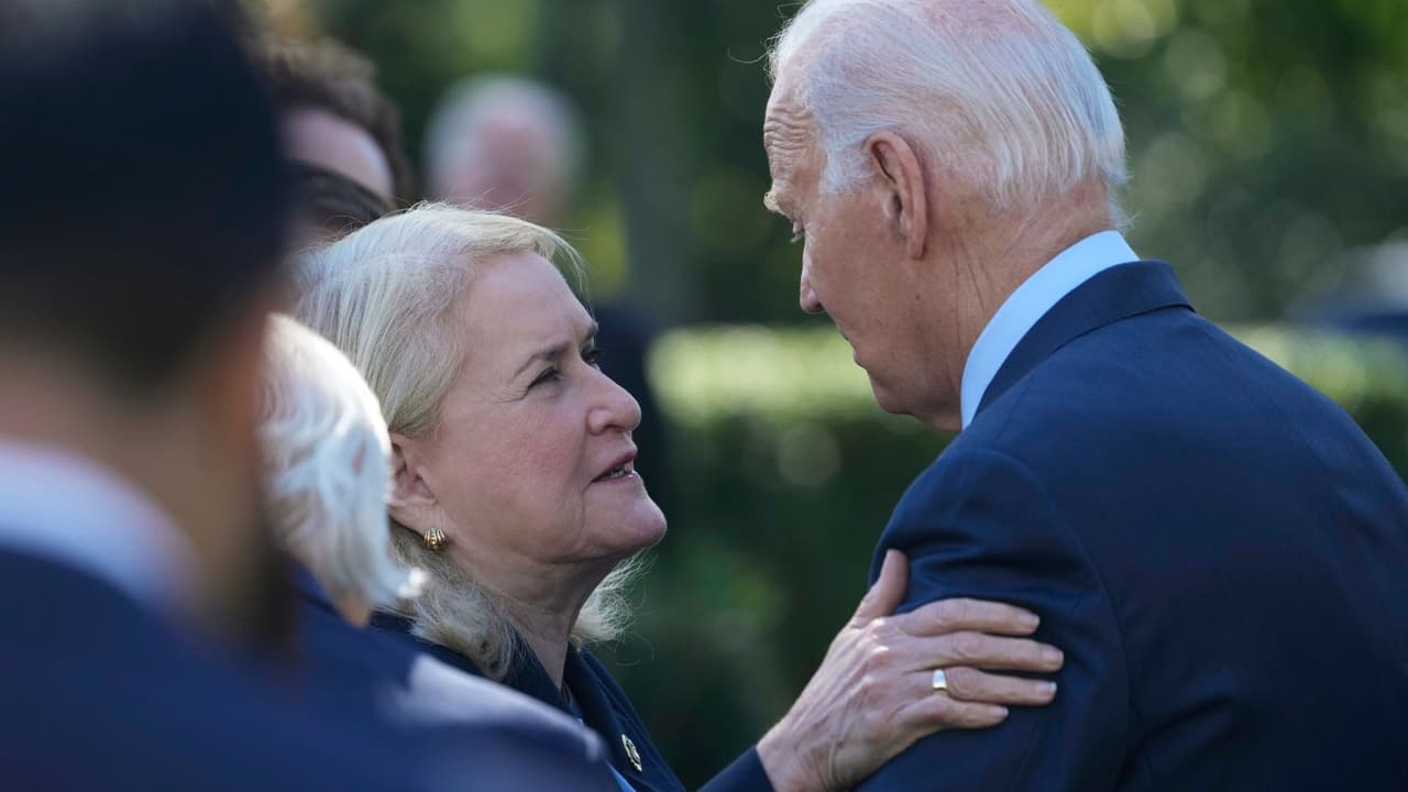 La representante Sylvia Garcia se sumó al apoyo a Biden. En sus redes sociales, indicó: "El presidente Joe Biden pasará a ser uno de los líderes más importantes de la historia de Estados Unidos. 
<b>Durante su presidencia, salvó a nuestro país del colapso económico y de una pandemia global</b>".