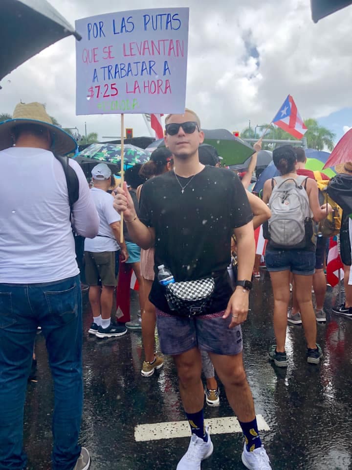 "Por las p***s que se levantan a trabajar a $7.25 la hora", leía la pancarta de Jeriel González, en solidaridad con todas las mujeres de Puerto Rico.