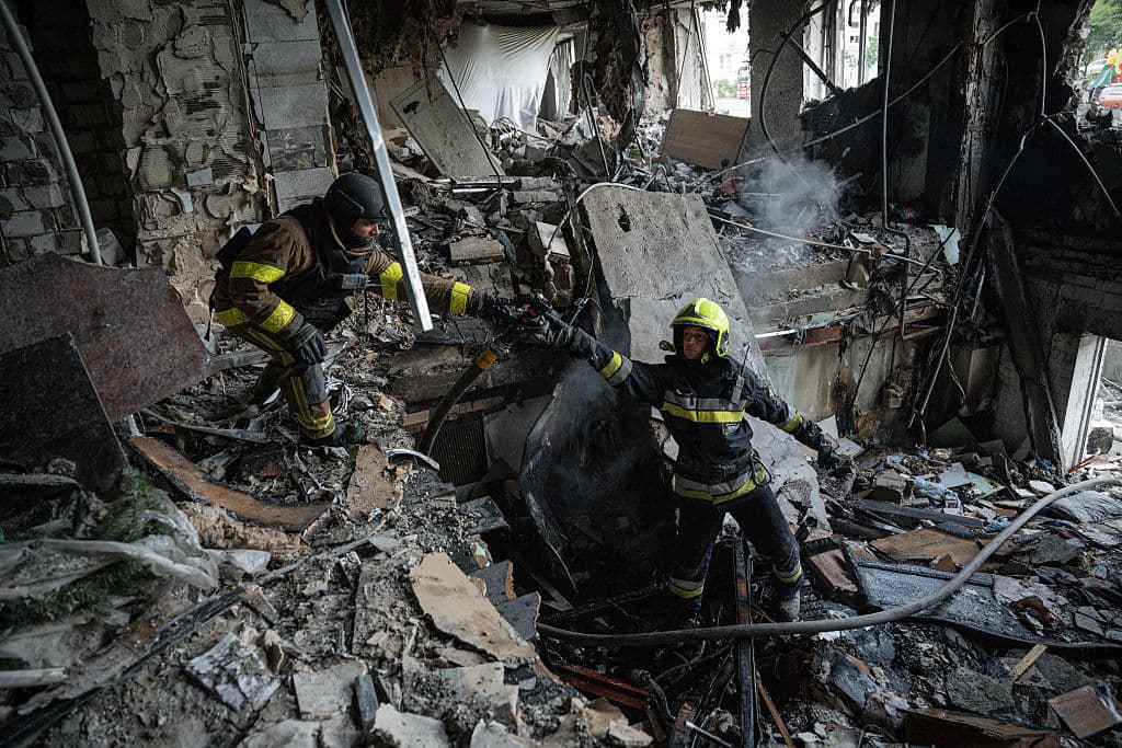 Rescatistas ucranianos trabajan en el interior de un edificio residencial destruido tras un ataque aéreo en Járkov, el 18 de agosto de 2025.
