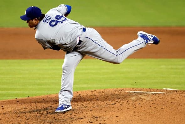 El pitcher de los Miami Marlins, José Fernández, se robó el show durante el esperado juego contra los muy calientes Los Angeles Dodgers, al dejar al jardinero Yasiel Puig 0-3 con un ponche y venciendo a los indomables Dodgers 6-2. Puig tuvo un fin de semana alegre, compartiendo con Lebron James y se paseó por el estadio de los Marlins ante 27,127 fanáticos, el tercer número mayor de asistentes en la temporada, pero terminó 0-5 con dos ponches. Fernández y Puig, ambos cubanos desertores, ambos novatos, en equipos distintos, podrían estar disputando el título del Novato del Año de las Grandes Ligas. Entra y Vota aquí por el mejor de los dos.