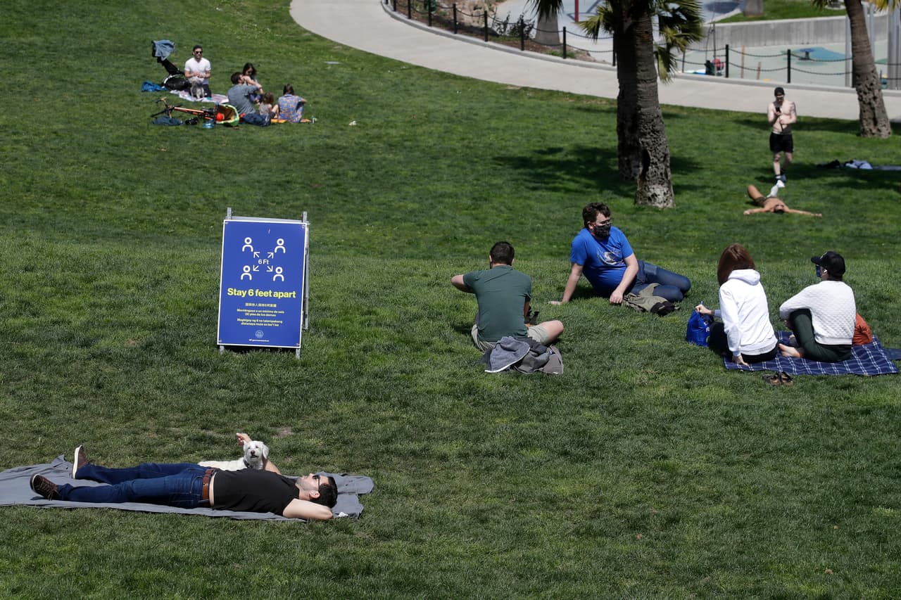 La orden de confinamiento en casa le permite a los residentes de San Francisco salir a caminar, ejercitarse, andar en bicicleta o pasear a sus mascotas, pero deben hacerlo siempre manteniendo seis pies de distancia. Además, 
<a href="https://www.univision.com/local/san-francisco-kdtv/coronavirus-bahia-de-san-francisco-ordena-el-uso-de-mascarillas-y-prohibe-entrar-a-supermercados-sin-ellas" target="_blank">a partir de este miércoles deberán usar mascarillas de forma obligatoria</a>.
