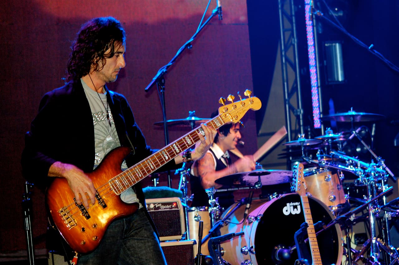 Una serie de problemas durante la gira que ofrecieron en 1994 desencadenaron la salida de Iván González y César López, por lo que se decidió contratar a tres músicos que ocuparían sus lugares y así no suspender el tour. Se trató de Juan Carlos Toribio, Gustavo Orozco y Sheila Ríos.
<br>