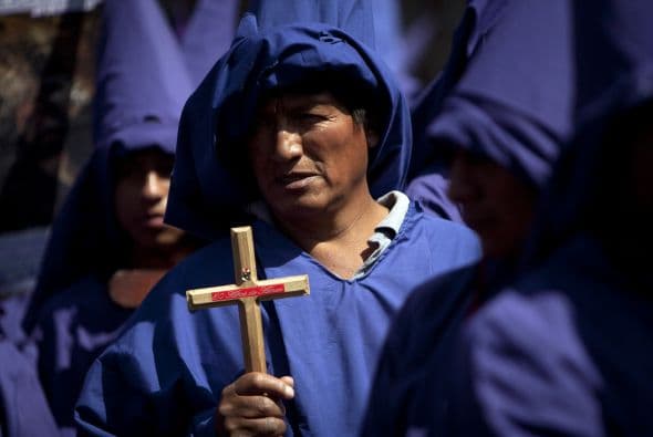 En Ecuador, cientos de habitantes de la península de Santa Elena acompañan la imagen de Jesucristo en una procesión hasta el mar.