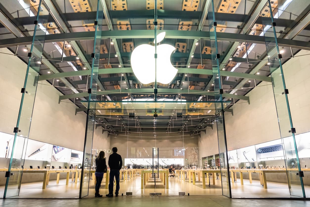 Apuñalan a un vigilante de una tienda de Apple por exigir uso de mascarilla