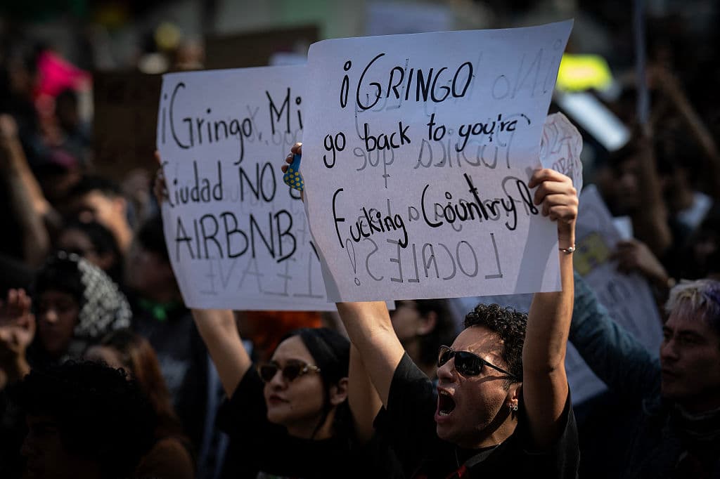 Manifestantes sostienen pancartas durante una protesta contra la gentrificación en la Ciudad de México el 4 de julio de 2025. Los manifestantes denunciaron el aumento del costo de la vivienda y el desplazamiento de residentes mexicanos de larga data de zonas de la ciudad que han recibido una gran cantidad de extranjeros. (Foto de Carl de Souza / AFP) (Foto de CARL DE SOUZA/AFP vía Getty Images)