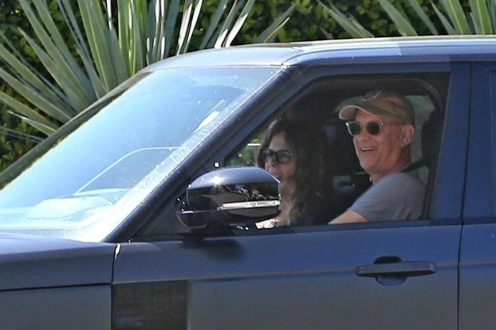 A ambos 
<b><a href="https://www.univision.com/shows/noticiero-univision/hijo-de-tom-hanks-dice-que-sus-padres-estan-bien-tras-conocerse-que-tienen-coronavirus-video" target="_blank">se les vio sonrientes</a></b>
<a href="https://www.univision.com/shows/noticiero-univision/hijo-de-tom-hanks-dice-que-sus-padres-estan-bien-tras-conocerse-que-tienen-coronavirus-video" target="_blank"> </a>y relajados mientras el actor condujo una camioneta con la que se dirigieron a su residencia. 
<br>