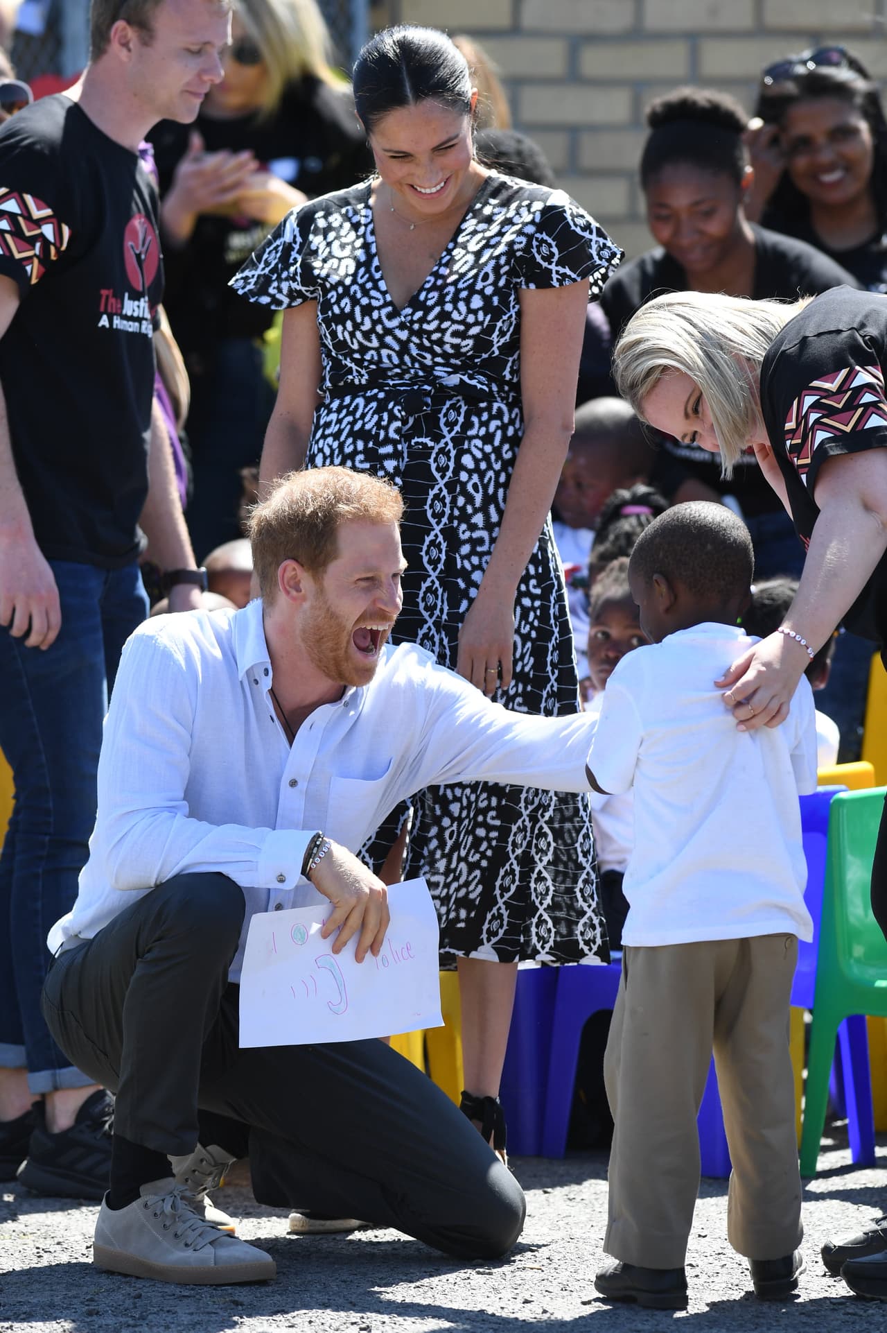 El taller se realizó en 
<b>la Iglesia Metodista Nyanga</b>, en donde los duques fueron recibidos con aplausos, informó CNN.