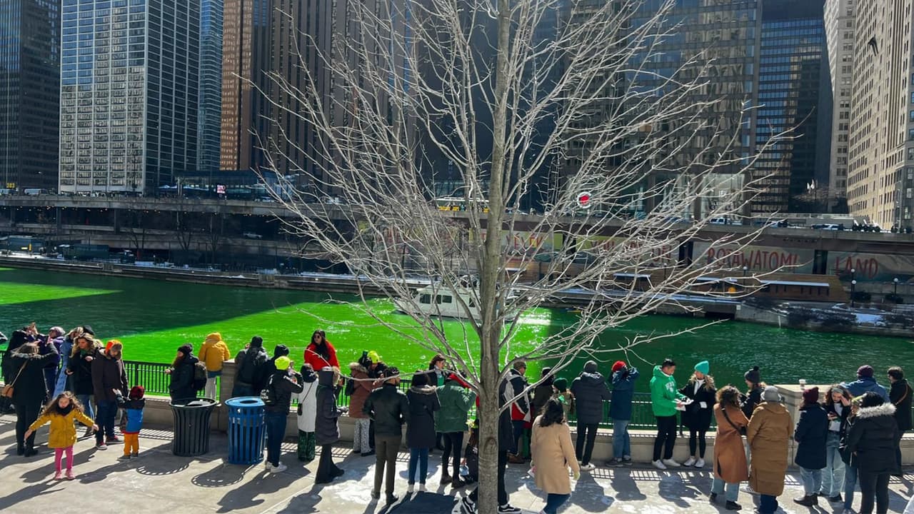 El año pasado, la Ciudad sorprendió a los residentes con el teñido del río, pero no se permitieron grandes congregaciones de personas.