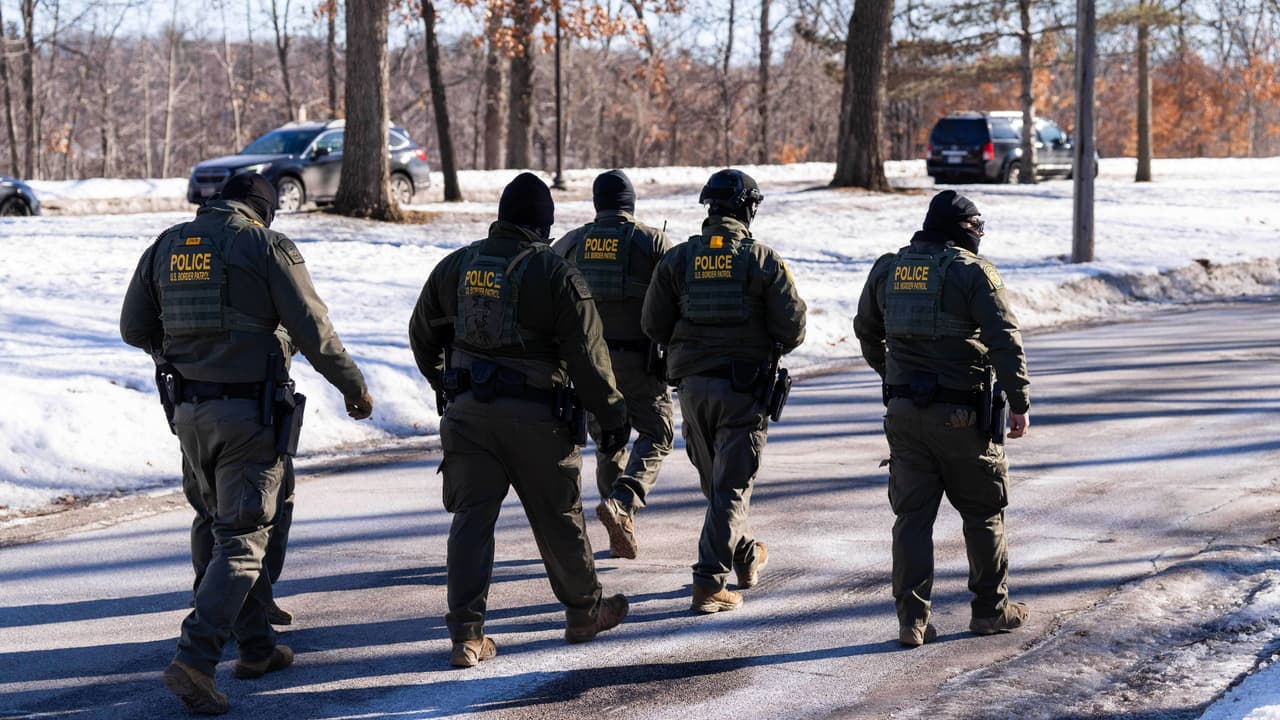 Reportan que ICE mueve flota de vehículos de Minneapolis a Maryland