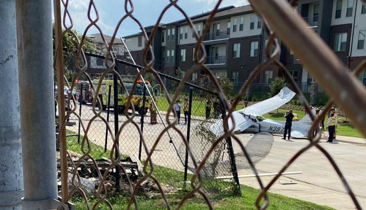 La avioneta aterrizó muy cerca de los apartamentos.
