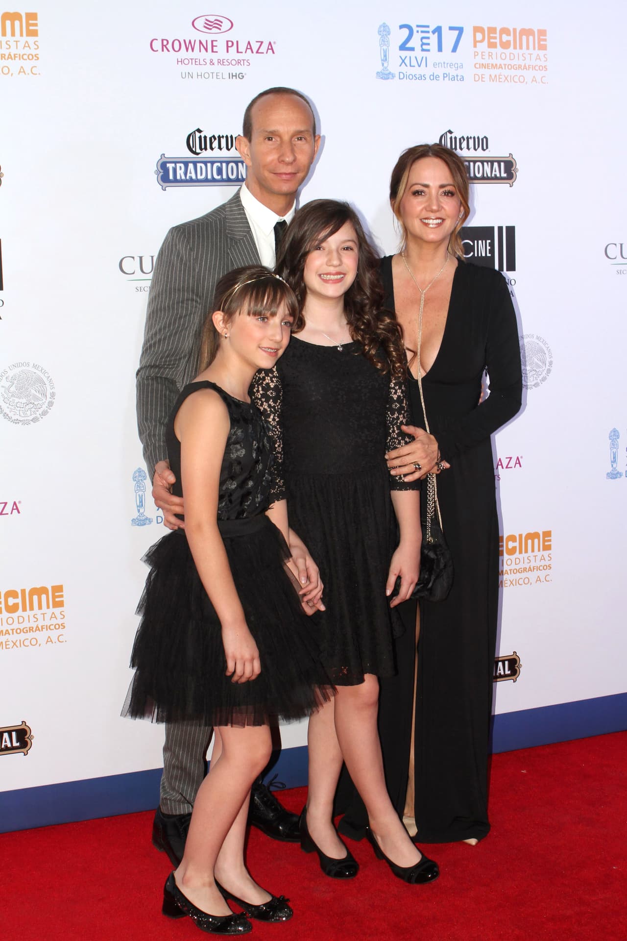 "No tenemos prisa, nada, lo que sí es que ella creo que
<b> está lista </b>y fue una decisión de ella, (grabar los temas) y lo hicimos y creo que quedó muy bien", dijo.