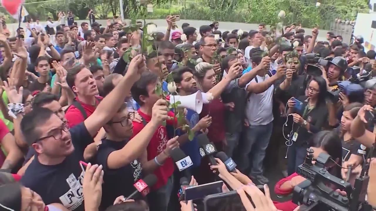 Una 
<a href="https://www.univision.com/local/miami-wltv/joe-biden-tps-venezolanos-estados-unidos">orden ejecutiva del presidente Joe Biden</a> daría la oportunidad a más de 300,000 venezolanos en Estados Unidos de acceder al Estatus de Protección Temporal (TPS). Más de 15,000 se beneficiarían en Carolina del Norte.