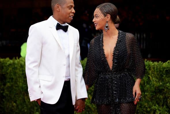 El productor y rapreo Jay Z fue otro de los famosos balconeados por supuestamente ser infiel.