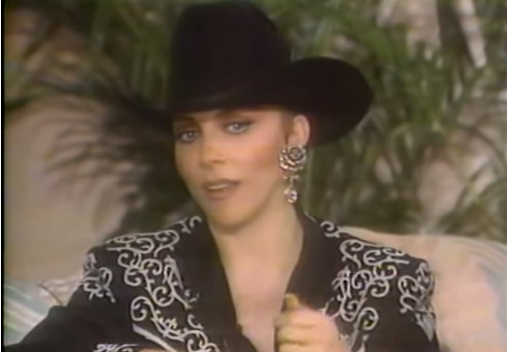 “Yo misma los hice, y también hago calzoncillos con piedras”, bromeó la cantante mientras Verónica mostraba unos aretes en forma de flor.