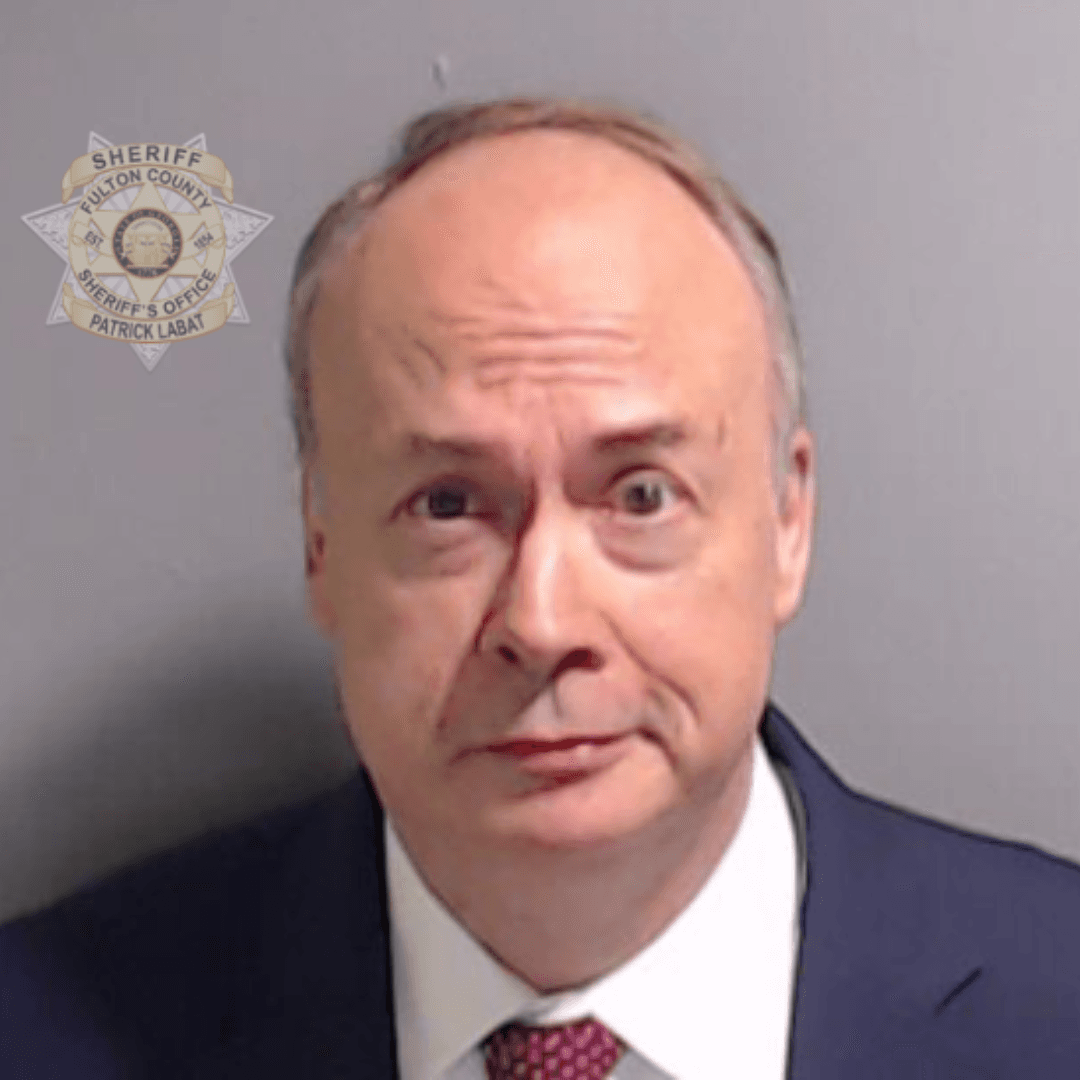 <b>Jeffrey Clark</b>, se desempeñó como fiscal general adjunto de la división civil del Departamento de Justicia desde septiembre de 2020 hasta enero de 2021, ayudó a promover las teorías de conspiración de Trump sobre el fraude en las elecciones presidenciales.