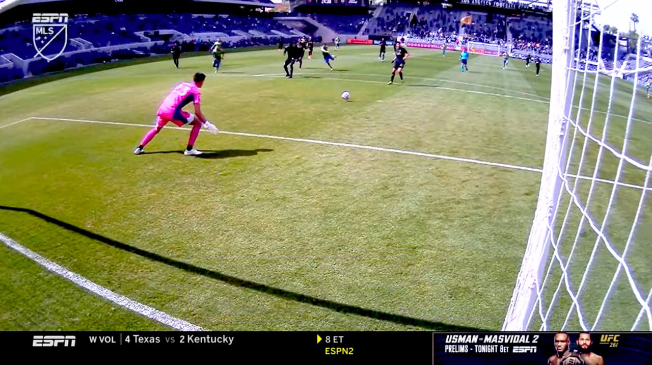 Roldán revienta el poste y el portero mexicano Sisniega se salva