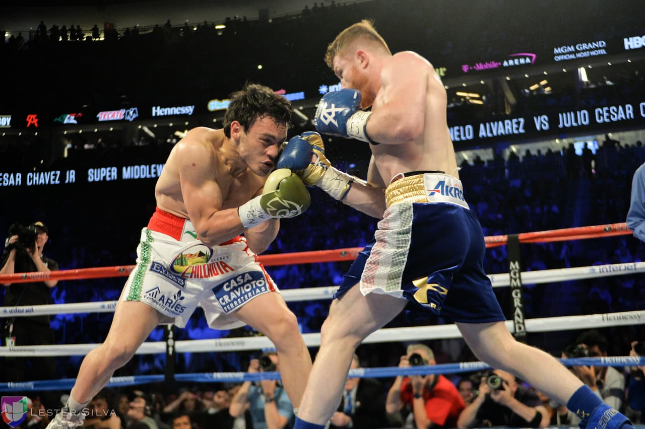 Te acercamos a los golpes que se dieron Saúl 'Canelo' Álvarez en contra de Julio César Chávez Jr., imágenes que te harán sentir en el ring.