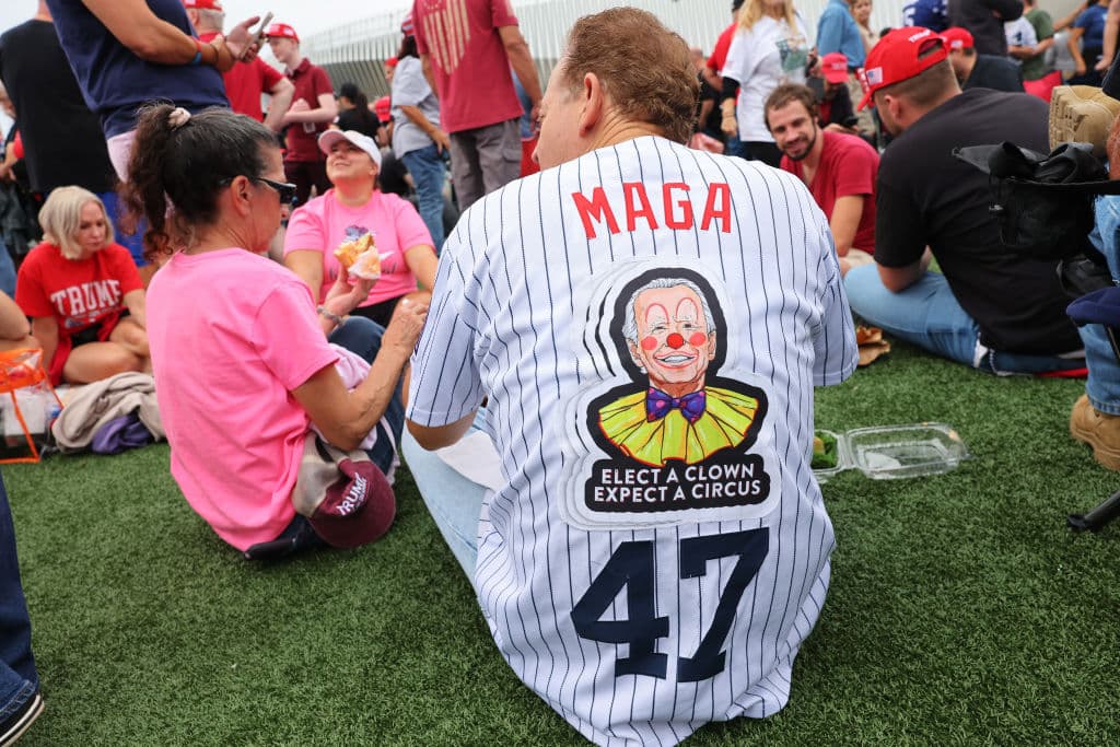 Simpatizantes de todas las edades forman largas filas para entrar al evento, algunos desde la madrugada.