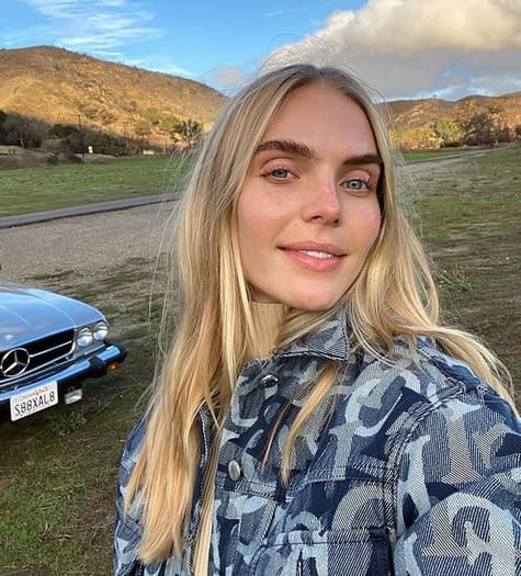 Los rumores se avivaron luego de que Cody Simpson fuera fotografiado, el pasado sábado, en la ciudad de Nueva York, en compañía de la modelo
<b><a href="https://www.instagram.com/j_murr/" target="_blank"> Jordy Murray </a></b>(foto).