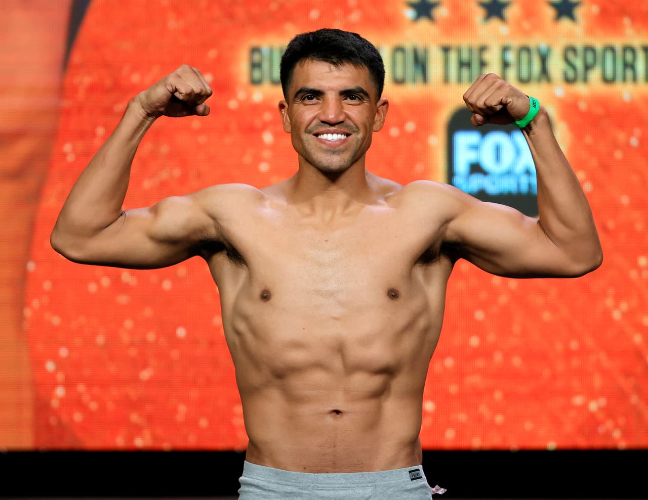 En duelo de veteranos, Robert Guerrero superó por decisión unánime a Victor Ortiz en pleito a 10 rounds en peso wélter para dar paso a la contienda estelar.