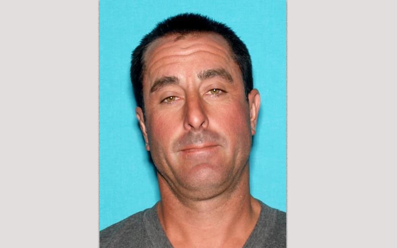 Arrestan a un hombre que atacó a su esposa con una escopeta y prendió fuego a la casa de sus suegros