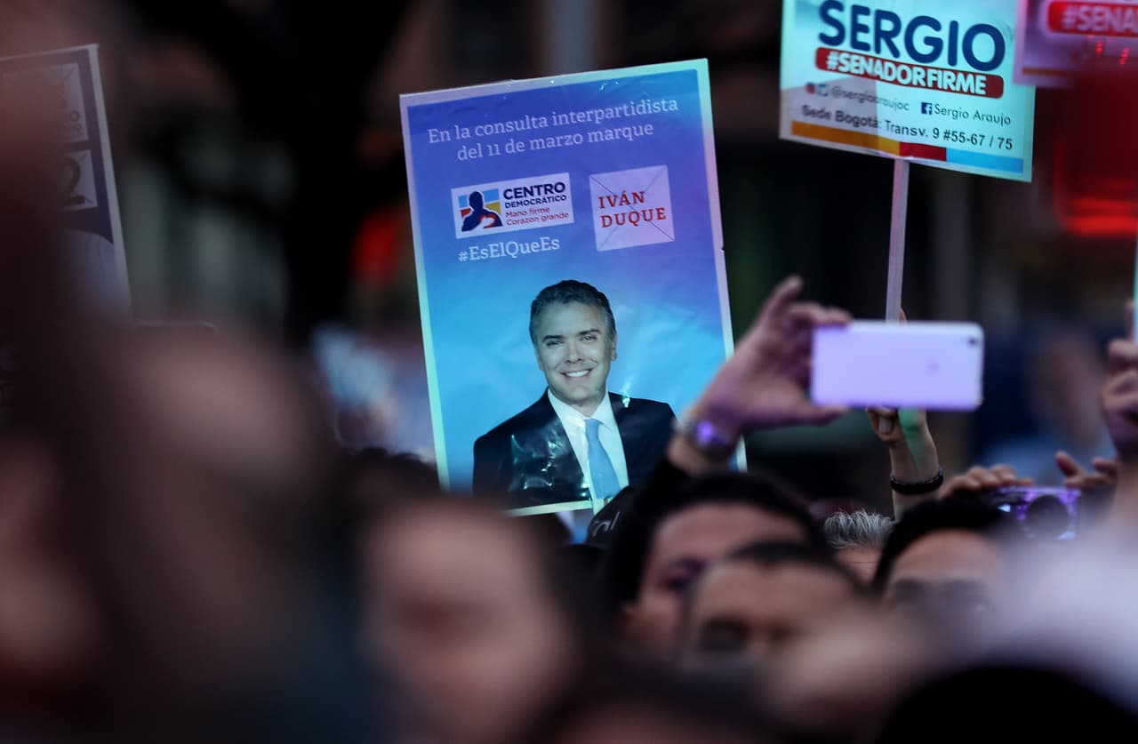 BOG140. BOGOTÁ (COLOMBIA), 04/03/2018.- Vista de un afiche del candidato presidencial por el Centro Democrático Iván Duque hoy, domingo 4 de marzo de 2018, durante un evento de campaña en Bogotá (Colombia). Una tensa calma se vivió hoy, en el último día de las campañas para las elecciones legislativas del próximo 11 de marzo en Colombia, por cuenta de los hechos violentos que precedieron la jornada y por las peleas mediáticas en las que se trenzaron varios candidatos. EFE/MAURICIO DUEÑAS CASTAÑEDA