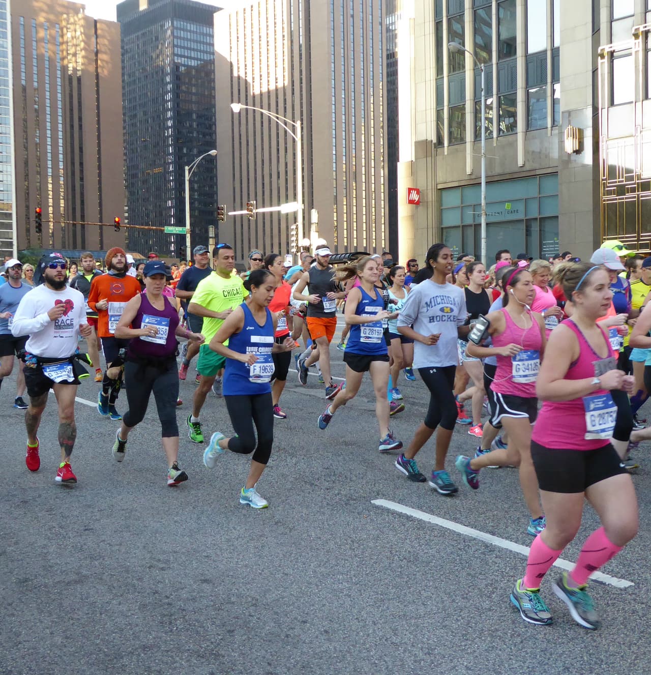 Miles de corredores de más de 100 país se dieron cita en el Maratón de Chicago desde muy temprano. Mira imágenes del ambiente que se está viviendo en este evento deportivo.
