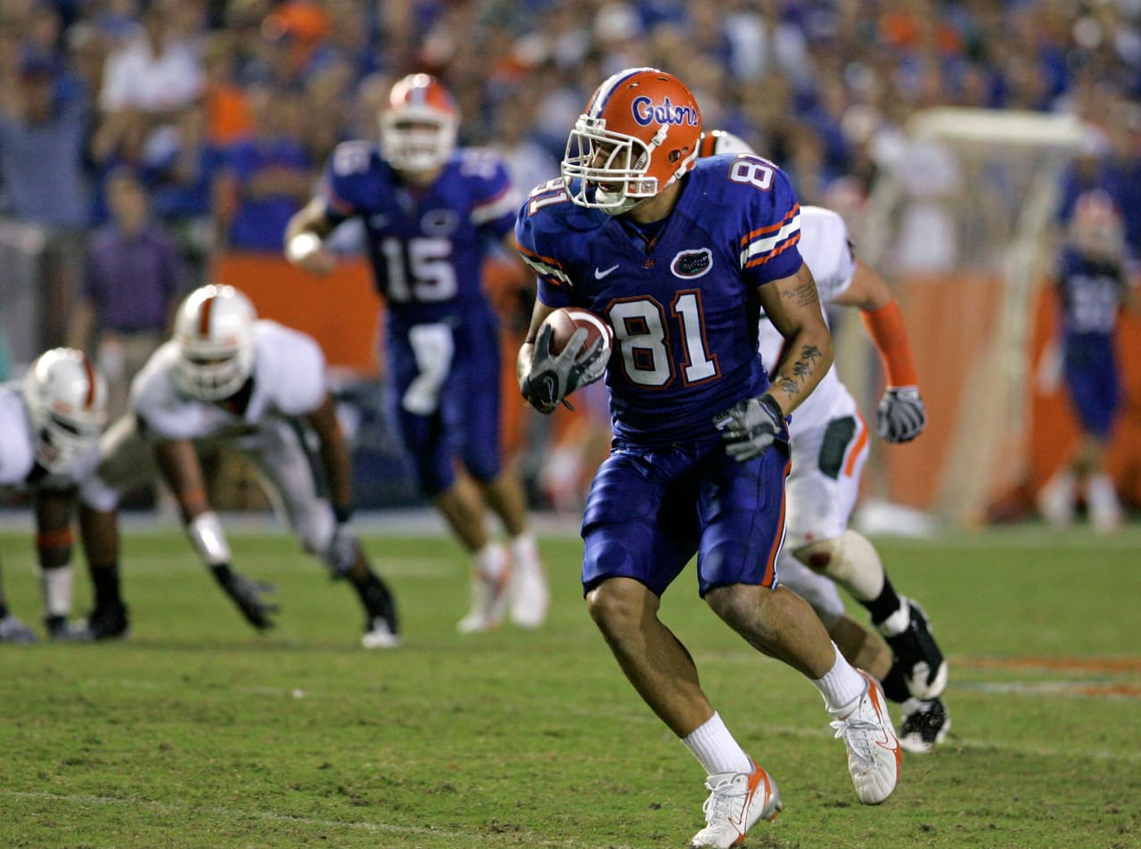 En sus primeros dos años con los Florida Gators (2007 y 2008), Hernandez logró 43 recepciones, 532 yardas y 7 touchdowns, consolidándose poco a poco como uno de los mejores 'tight ends' del circuito de la NCAA.