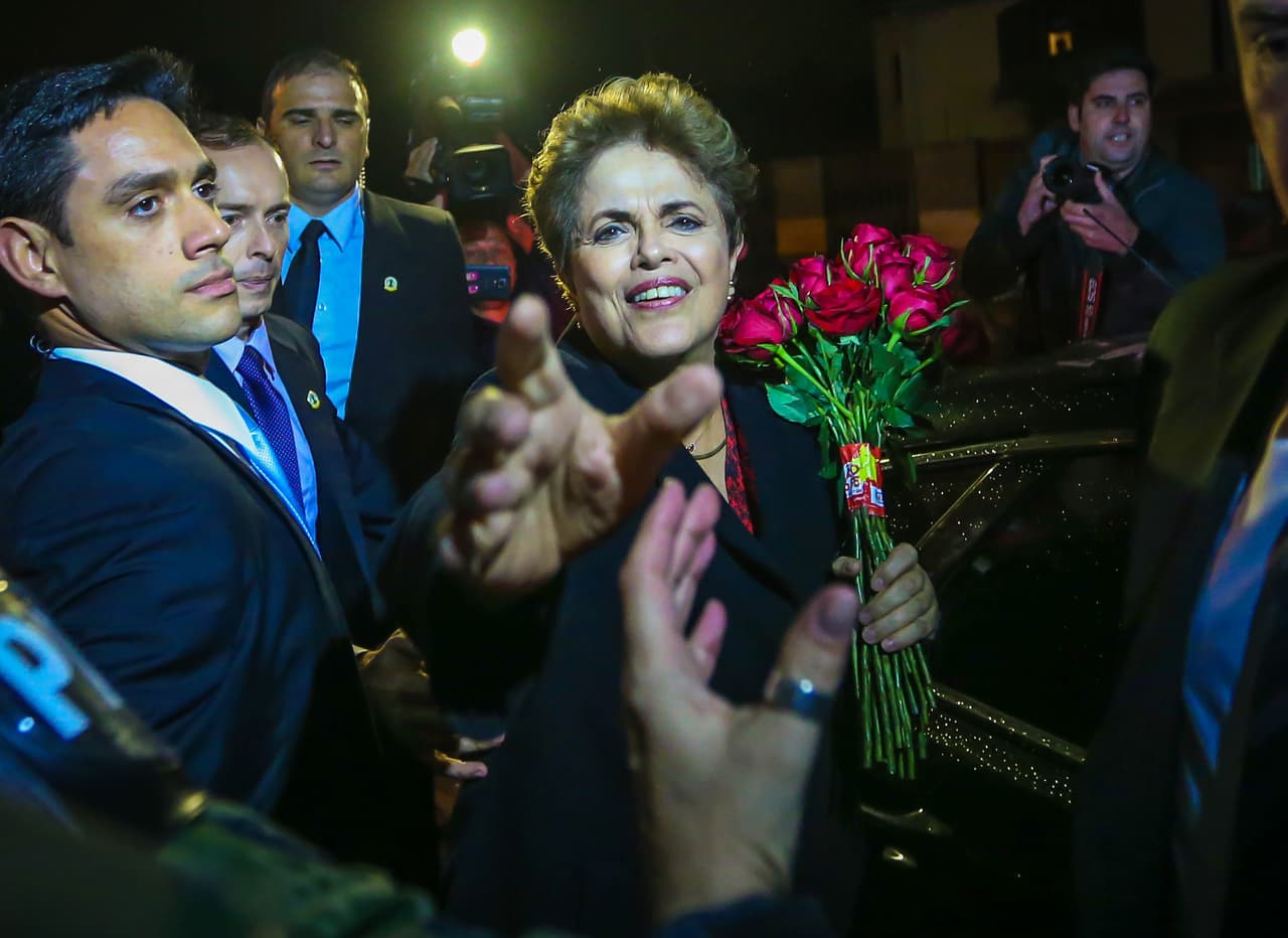 Dilma Rousseff saluda a sus seguidores en la base aérea de Canoas el 6 de septiembre, luego de abandonar el palacio presidencial de Alvorada. Una semana antes, el 31 de agosto, el Senado brasileño aprobó su 
<b><a href="http://www.univision.com/noticias/juicios/dilma-rousseff-es-destituida-como-presidenta-de-brasil">destitución del cargo</a></b>, como consecuencia de un proceso de impugnación que duró cinco meses, basado en el argumento de que Rousseff había violado normas fiscales al manipular los libros contables en un intento por recabar apoyos para su gobierno.