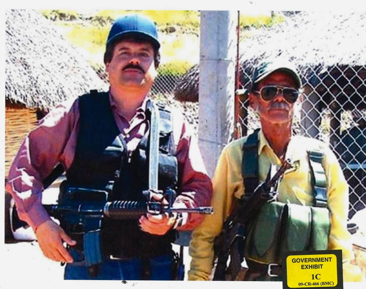 La fiscalía presentó ante el jurado varios videos y audios que incriminan a 'El Chapo' con la venta de droga en EEUU, algunos de ellos de 
<a href="https://www.univision.com/noticias/narcotrafico/el-jurado-conoce-el-rostro-mas-despiadado-de-el-chapo-guzman">grabaciones telefónicas interceptadas por el FBI luego de intervenir el sistema de comunicación encriptado que utilizaba el cartel</a>. En la fotografía, proporcionada por la fiscalía, el narcotraficante con un arma automática junto a un hombre no identificado.