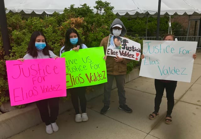 Marcela Fierros, madre de Elias se encuentra junto con sus otras dos hijas, Elizabeth y Paola en una protesta pacífica afuera de la corte en el 5600 de Old Orchard en Skokie donde se llevará a cabo la audiencia judicial.