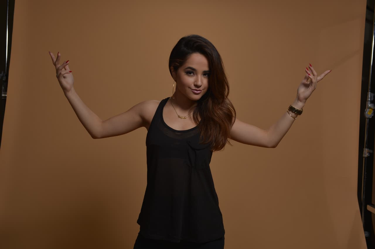 ¡Esa es la actitud mi niña! Con un look relajado, pero guapísima, la cantante se lució en la sesión.