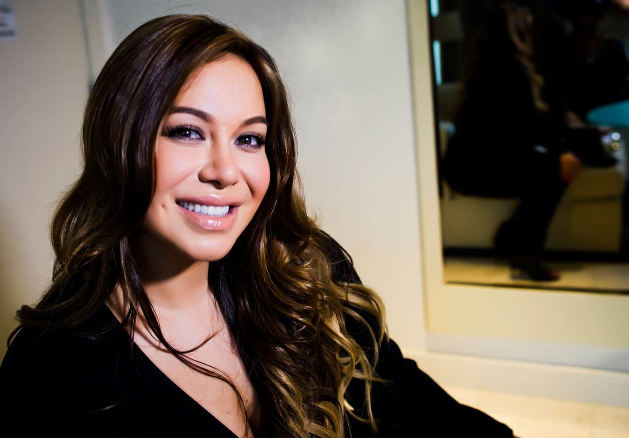 Su hermoso rostro quedó divino en la sesión exclusiva que realizó para Univision.com.