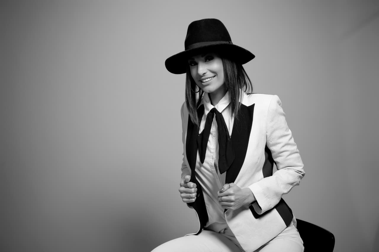 Ella es la bella Nastassja Bolivar y en esta sesión se ve increíble. En estas imágenes ella se caracterizó de Laura Pausini.