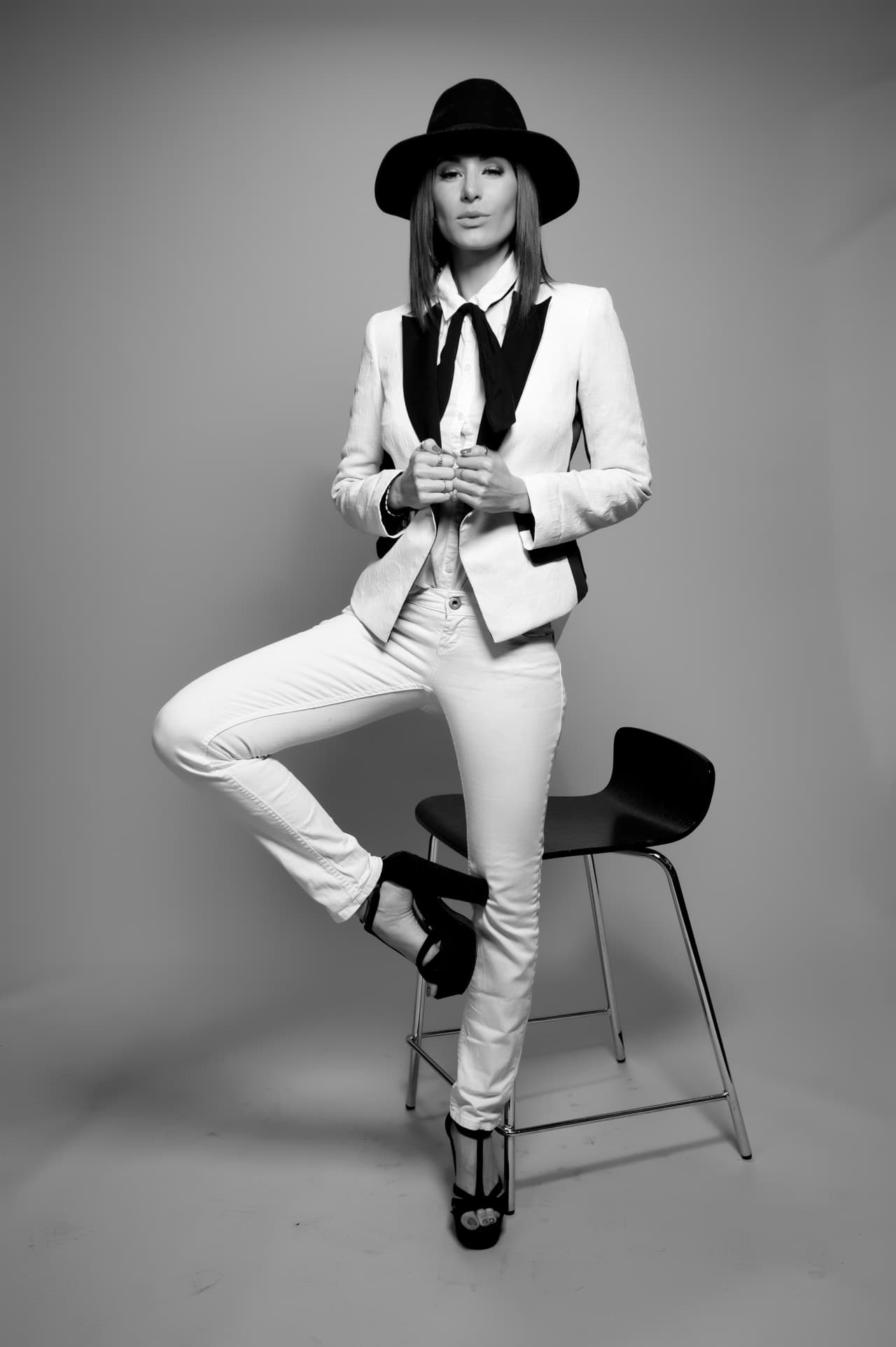 Su belleza resalta, ya sea a color o en blanco y negro.