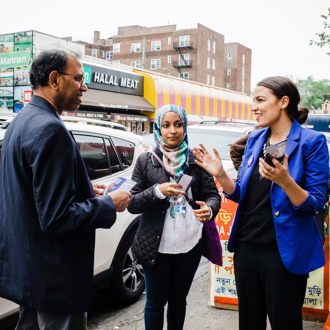 Ocasio-Cortez criticó que "el gobierno de Estados Unidos no ha hecho nada mientras los y las boricuas han sufrido" tras el 
<a href="https://www.univision.com/temas/huracan-maria"><u>huracán María </u></a>y ha propuesto "un cambio total" de las relaciones con la isla. En la fotografía Ocasio-Cortez hace campaña cara a cara en Nueva York, el 6 de mayo de 2018.