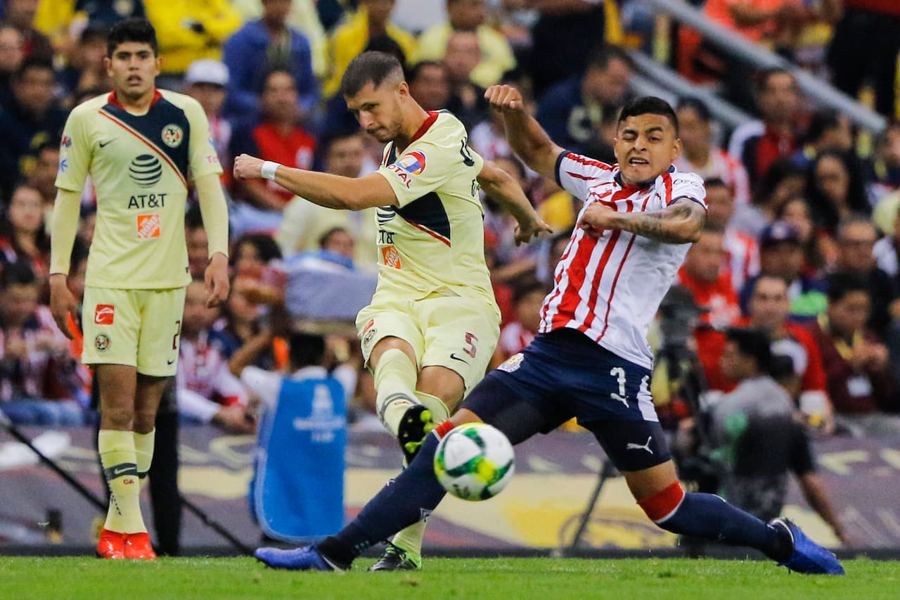 Las Chivas comenzaron a caer en desesperación. Esta imagen se aprecia a un urgido Alexis Vega tratando de incomodar o tapar el tiro de Rodríguez, pero ya el asedio de América era muy frecuente.
