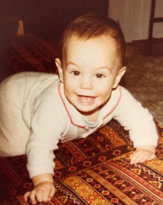 Guillermo Sánchez fue el primer padre adoptivo del actor, lo adoptó en Washington DC junto con María. 
<a href="https://www.youtube.com/watch?v=8wKLPgrmCp4" target="_blank">Sus padres se divorciaron cuando él tenía 1 año y medio</a> de edad, según relató Ochmann en 'El minuto que cambió mi destino'.