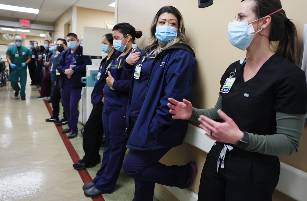 La gerente del Departamento de Emergencias, Andrea Davisson (derecha), habla durante una reunión con su equipo en el cambio de turno en el Centro Médico Providence St. Mary.