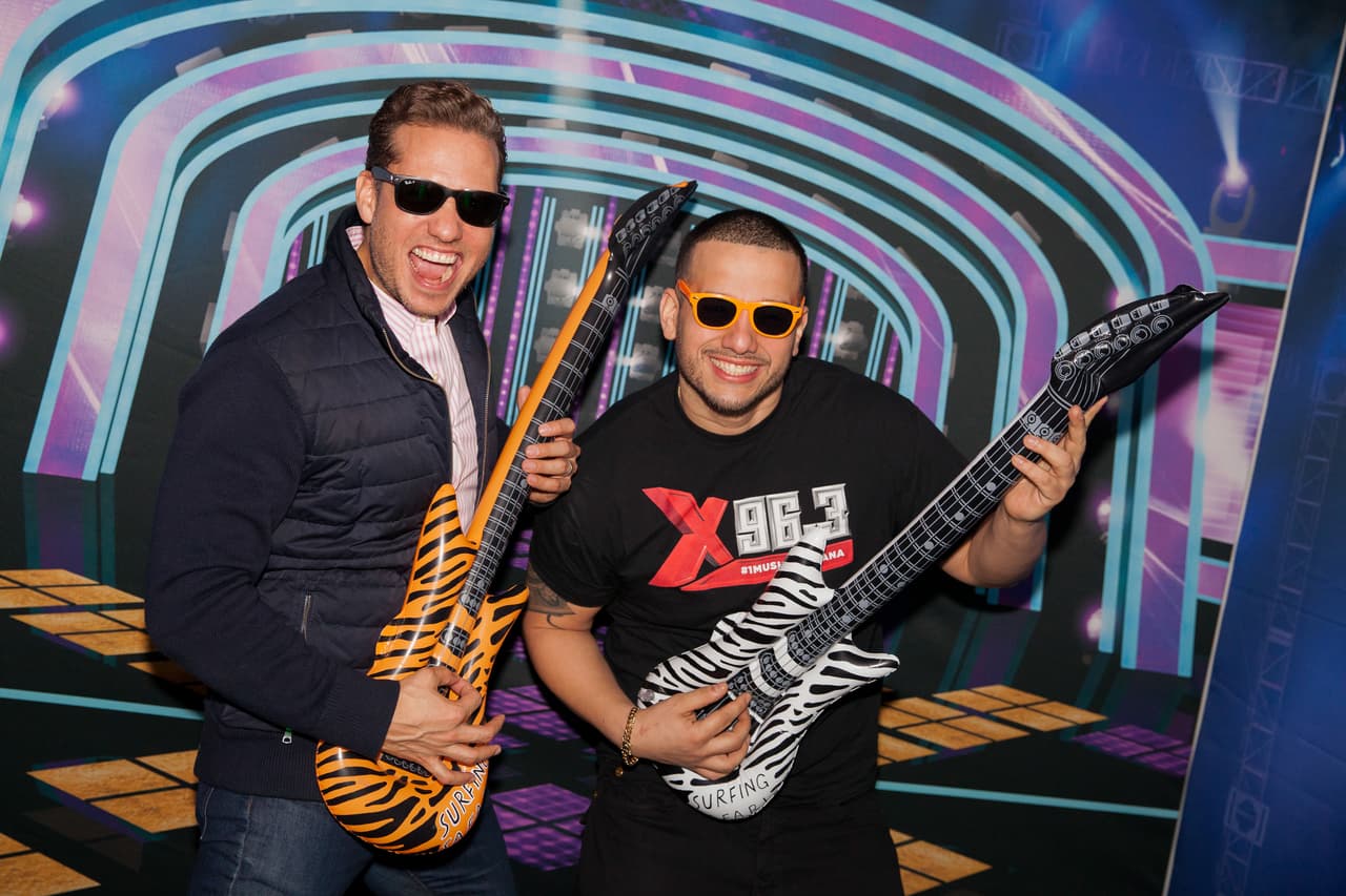 Aquí convertidos en unos rockstars.