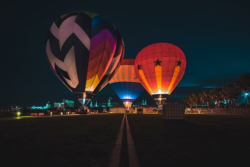 El globo grande en la parte superior contiene aire caliente creado por una fuente de calor conocida como quemador.