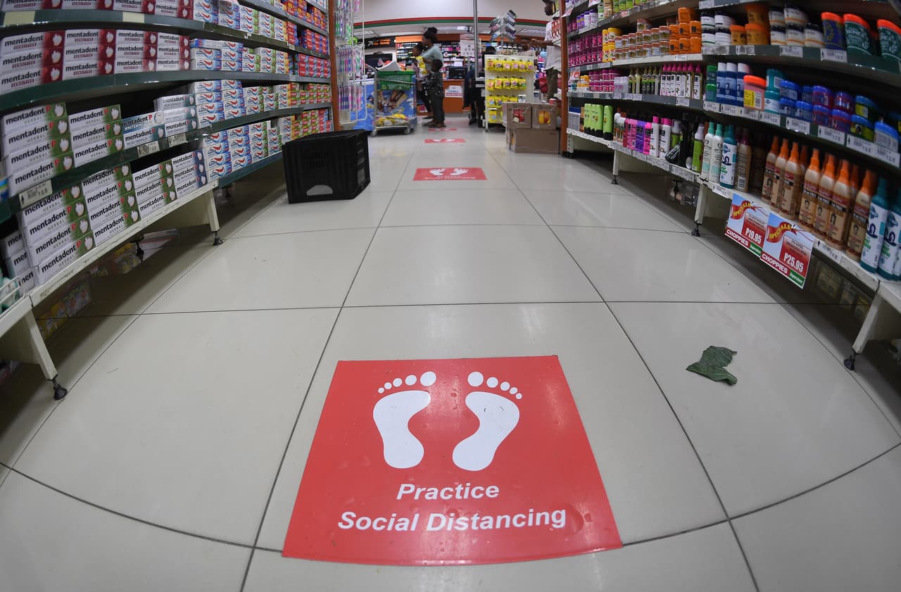 Si es posible, evite ir al supermercado durante las horas ocupadas del día y no vaya a diario. Los Centros de Control y Prevención de Enfermedades (CDC) recomiendan mantener una distancia de 6 pies, mientras que la Organización Mundial de la Salud dice que 3 pies serán suficientes.