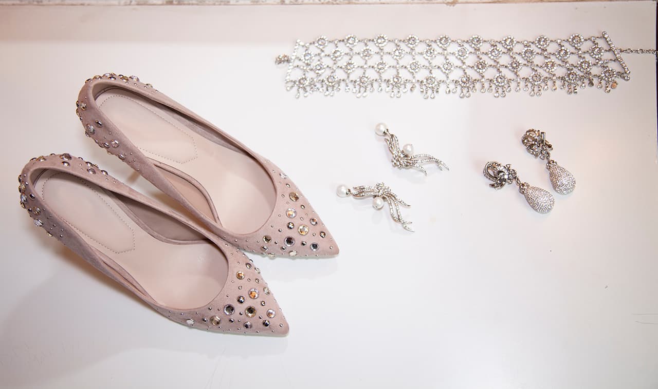 Las joyas fueron muy puntuales. Usó unos pendientes vintage de la firma Jose and Maria Barrera, que le agregaron luz a su rostro.