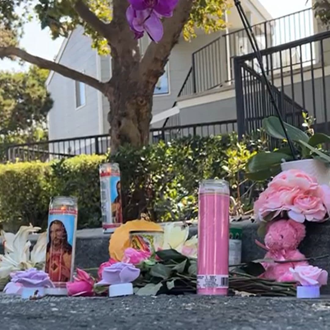 En el lugar del asesinato se colocó una ofrenda con flores y veladores, además de otros detalles como osos de peluche.
