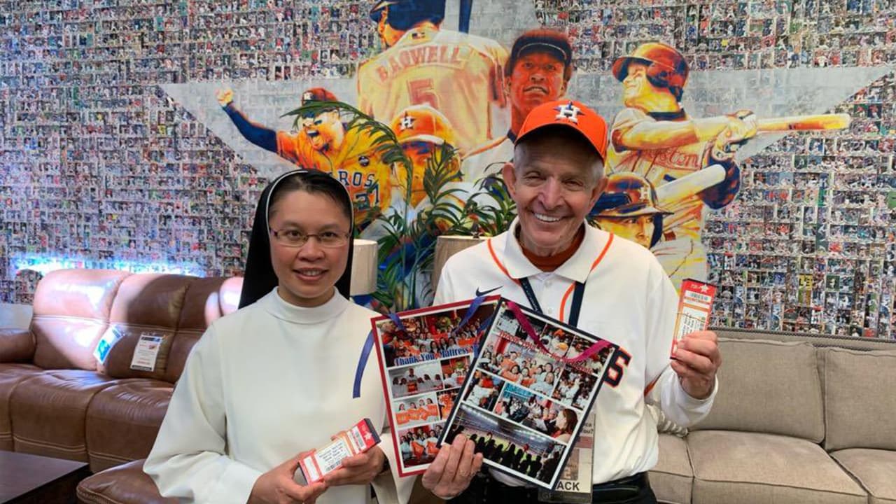 El filántropo es un apostador habitual y también realiza 
<a href="https://www.univision.com/local/houston-kxln/esto-puedes-llevar-al-gallery-furniture-en-houston-para-ayudar-a-los-damnificados-por-el-huracan-ian-en-florida-video" target="_blank">donaciones</a> a los más necesitados.