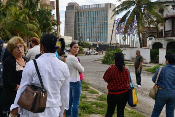 Mientras el gobierno de EE.UU. volvió a pedir a Cuba la liberación del contratista estadounidense Alan Gross durante la ronda de diálogo migratorio que tuvo lugar el jueves, en una sesión que se cerró sin aparentes avances, los cubanos trataban de llegar a las oficinas de la Sección de Intereses en La Habana, con la esperanza de conseguir una visa. "La delegación estadounidense reiteró su llamado a la liberación de Alan Gross, que fue arrestado por las autoridades cubanas el 3 de diciembre de 2009 y más tarde sentenciado a 15 años en prisión", dijo la portavoz del Departamento de Estado, Jen Psaki, en un comunicado. El diálogo migratorio es uno de los intercambios políticos más importantes que sostienen ambos países, sin relaciones diplomáticas desde 1962. La segunda ronda celebrada ayer estuvo centrada en asuntos como "la cooperación (bilateral) en aviación de seguridad, búsqueda y rescate y fraude de documentos consulares", según Psaki. "La delegación estadounidense subrayó las áreas donde ha habido cooperación exitosa, en materia de migración, en cuanto al intercambio de información sobre la prohibición de inmigrantes indocumentados y a la hora de clarificar aspectos de los recientes cambios de Cuba en política migratoria". Al igual que en la reunión de julio de 2013, la delegación cubana en el diálogo estuvo encabezada por la directora del Ministerio de Relaciones Exteriores de Cuba, Josefina Vidal; y la estadounidense por el subsecretario de Estado adjunto de EEUU para Latinoamérica, Alex Lee.