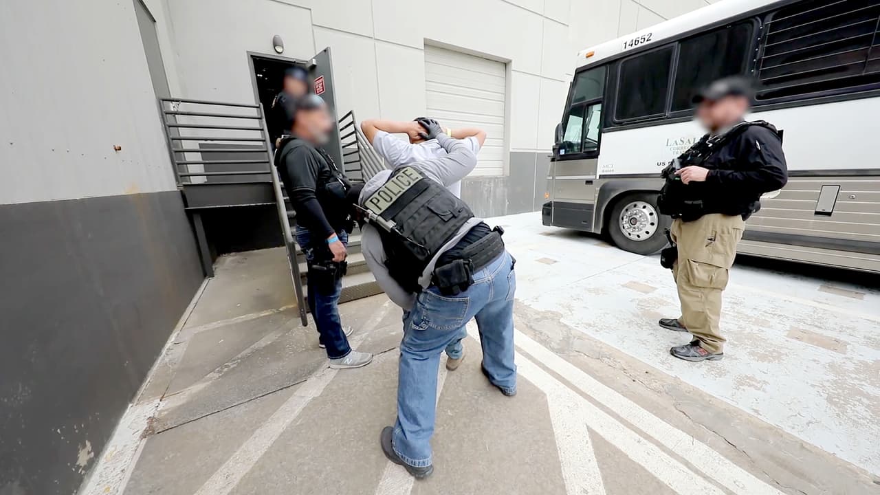 Más de 280 personas fueron detenidas el miércoles por agentes de la Oficina de Inmigración y Control de Aduanas de EEUU (ICE) durante una redada en una empresa de tecnología en Dallas, Texas, según un reporte de ICE.